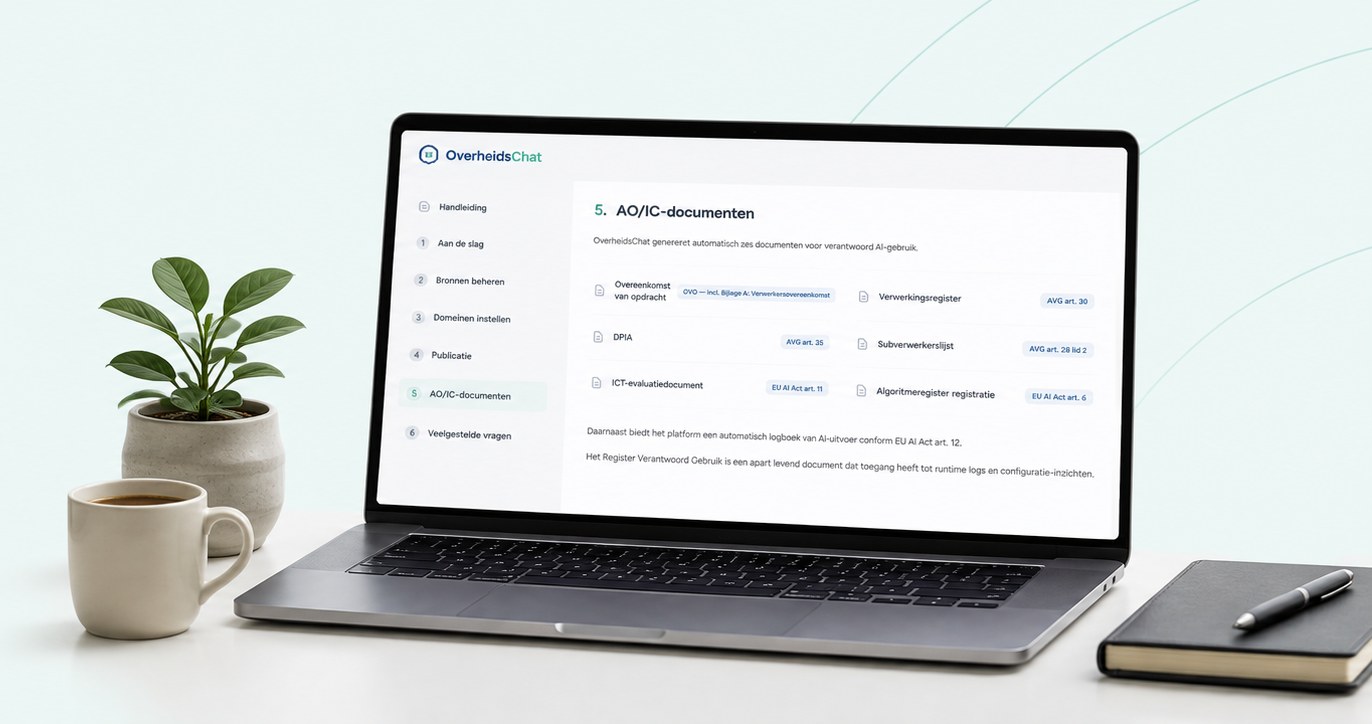 Laptop met het PubliekChat-beheerpaneel open op de AO/IC-documentensectie, op een bureau met een plant, koffie en een notitieboek